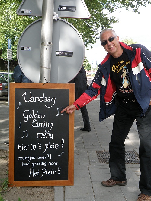 Casper Roos pointing at Golden Earring Strijen menu poster Strijen June 15, 2013